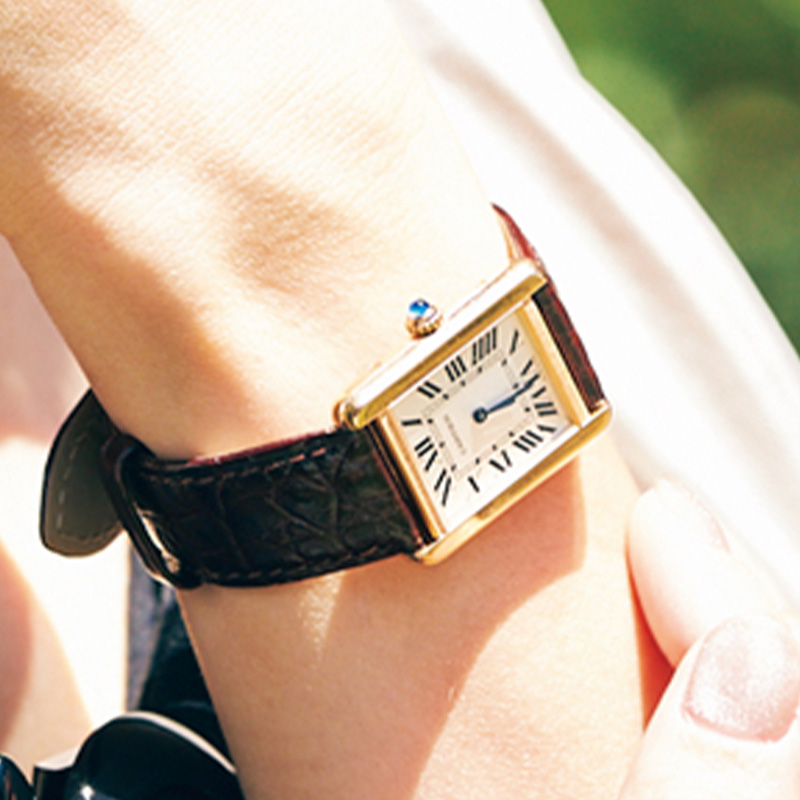 カルティエetc.【ママの時計事情】夏も“レザーベルト派”が多い理由