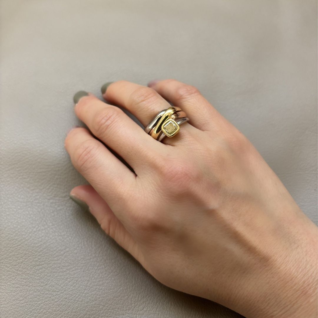 カルティエ新作の四角い「トリニティ」が想像以上に合わせやすい