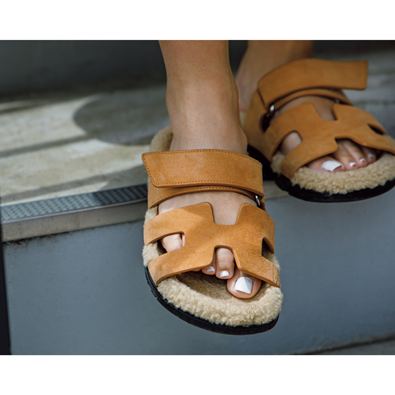 エルメスの“シプレ”人気が沸騰中】オシャレママの“リラクシーな足元