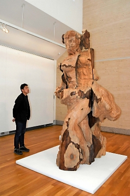 高さ3mの迫力の木彫、わずか4cmの「自由の女神」像も 安曇野市で彫刻