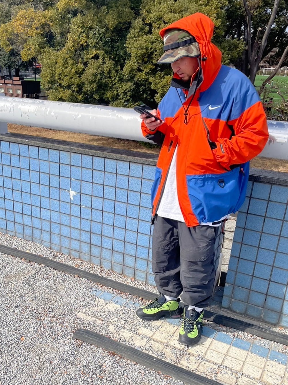 NIKE ACGのマウンテンパーカー（オレンジ系）を使った人気ファッション