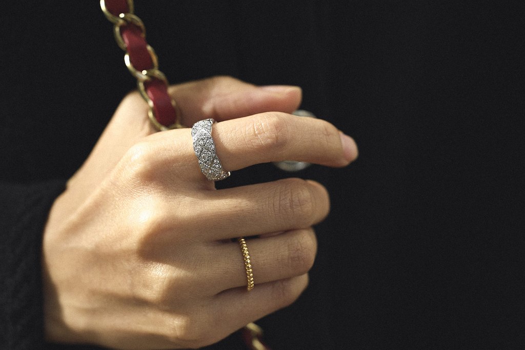 ステキな40代は手元が違う！シャネル【ココ クラッシュ】コーデ＜読者