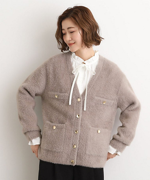 軽やかフェザーで魅せる、クラシカルな主役カーディガン