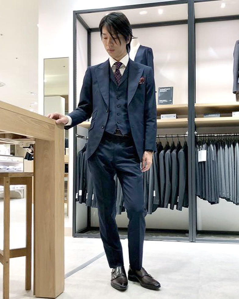 華やかなダークネイビーのスリーピーススーツ ルクアイーレ店 上木良太
