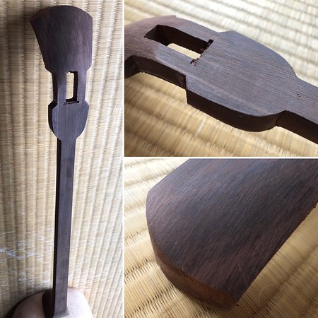 八重山黒檀のこの芯とシラタの混ざる部分が一番よく響く三線となります