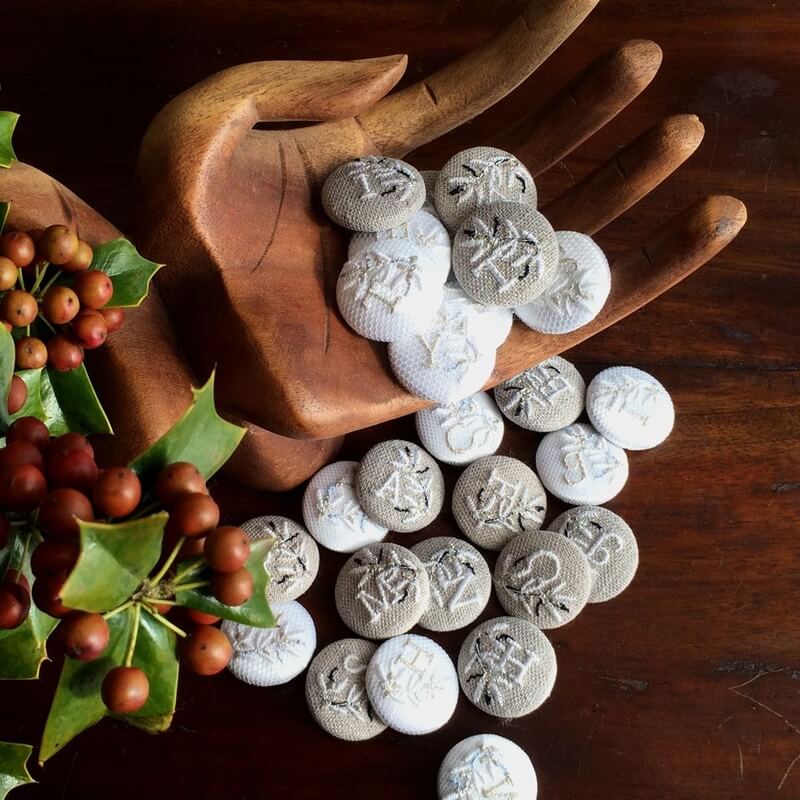 オリーブの枝とイニシャル[リネンXホワイト]くるみボタン刺繍ブローチ