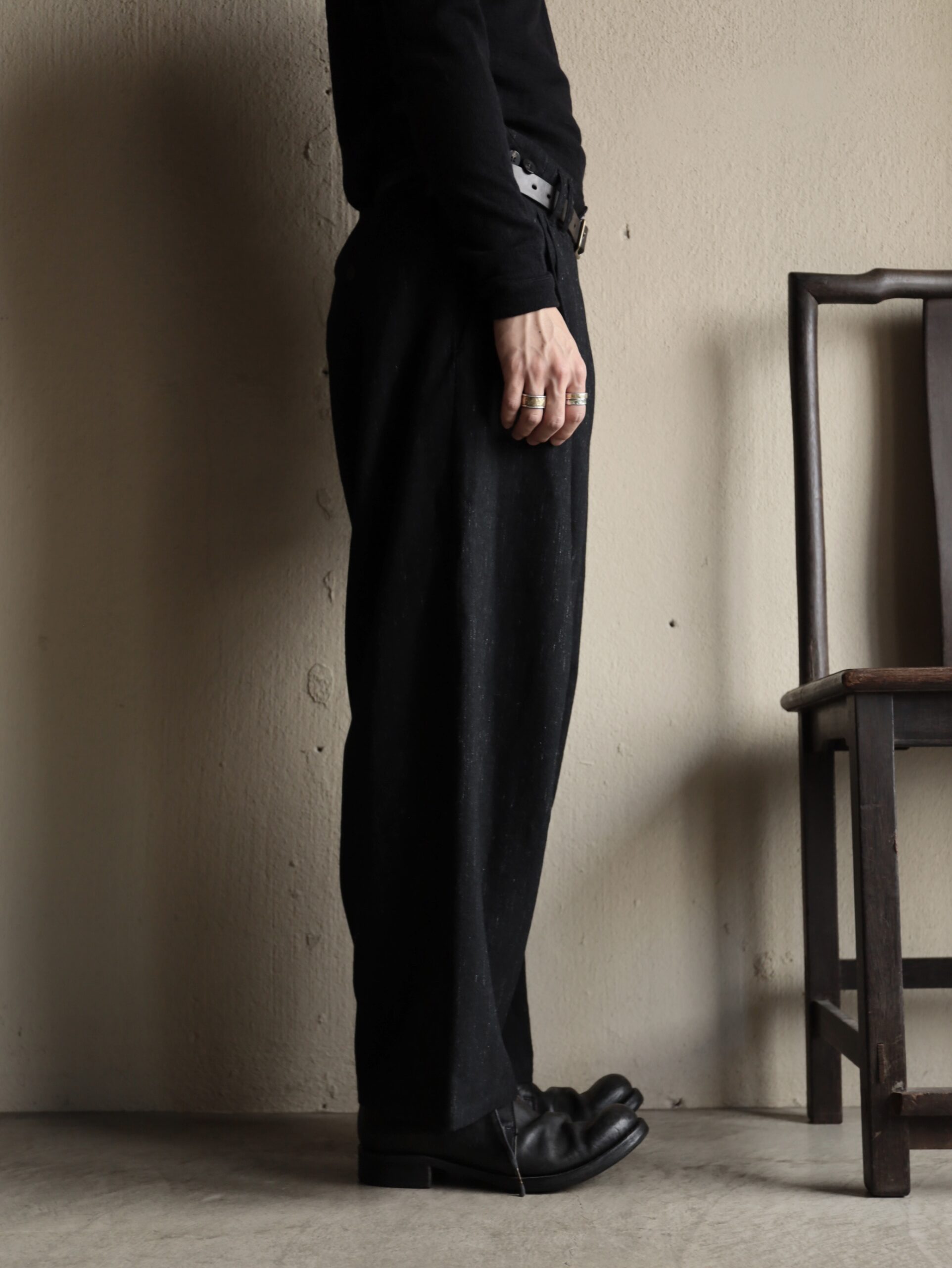 2 Tuck Wide Pants (BLACK) − COSMOS LINEN WOOL | mienisi