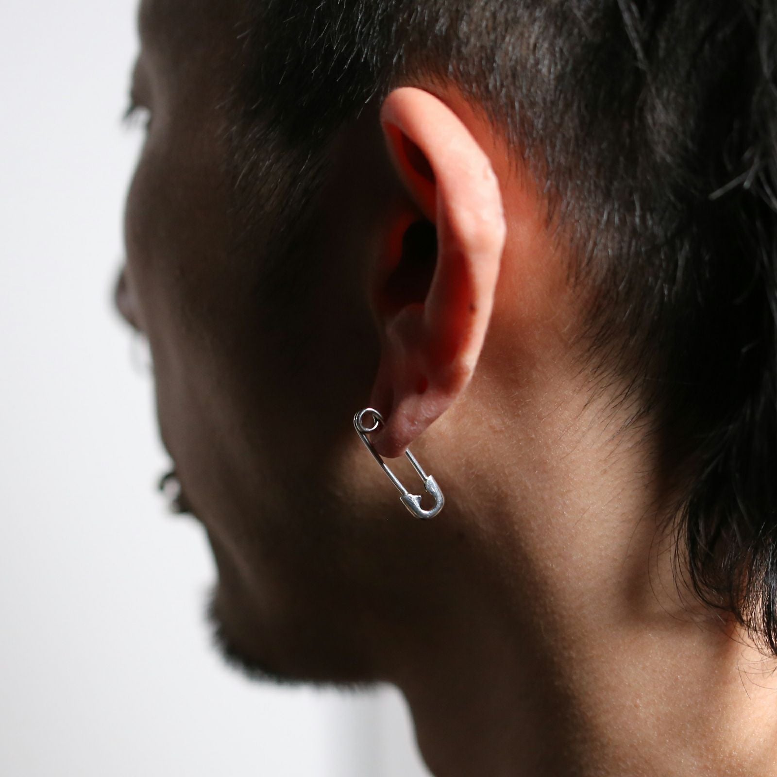 J-PI029-SV)安全ピンダイヤモンドピアスS-シルバー（燻加工）/片耳