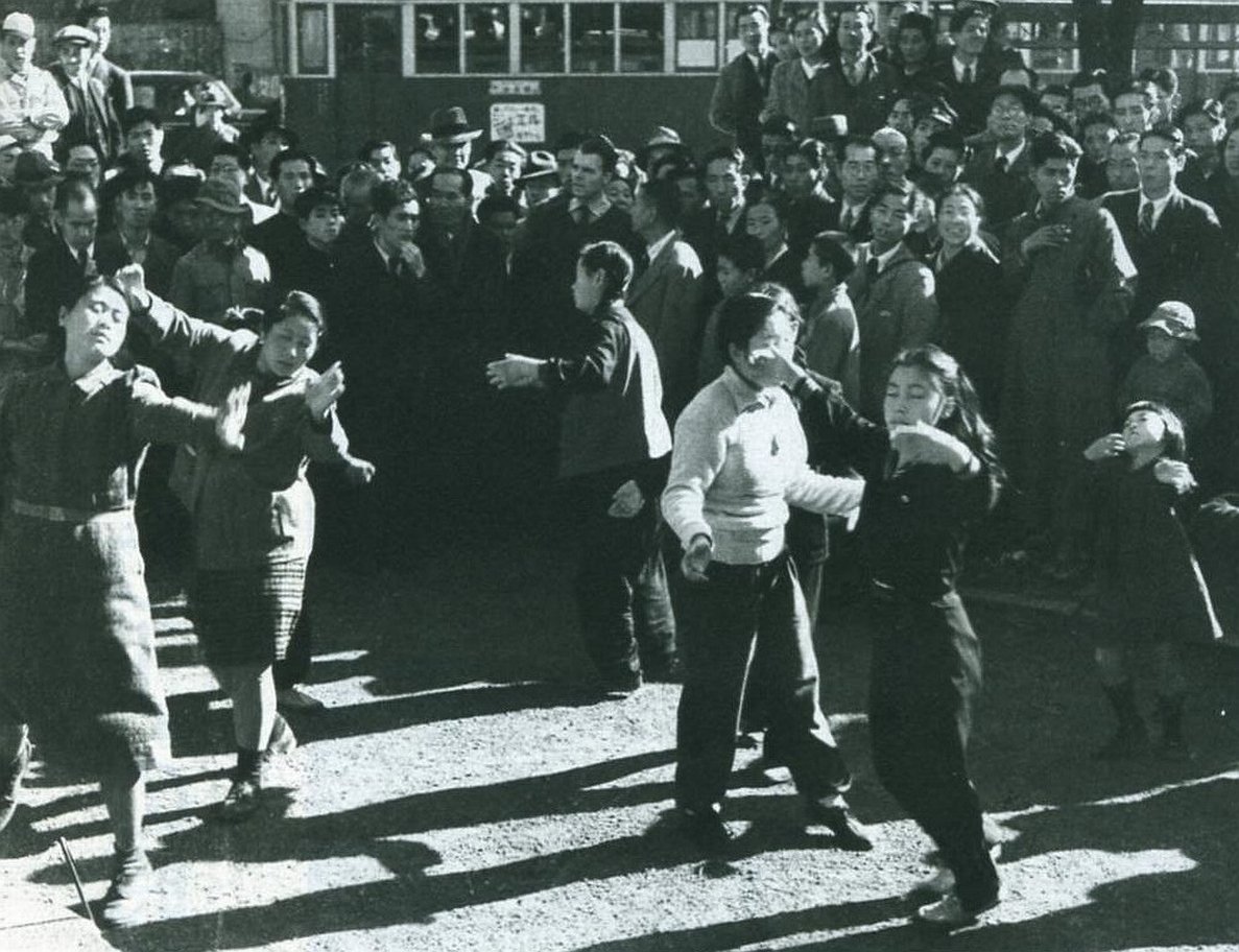 1948年（昭和23年）。北村サヨが教祖の「踊る宗教」こと天照皇太神神宮