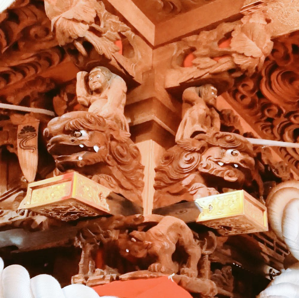 池島神社の巽太鼓台は100周年だそうです。独特の木鼻が特徴です