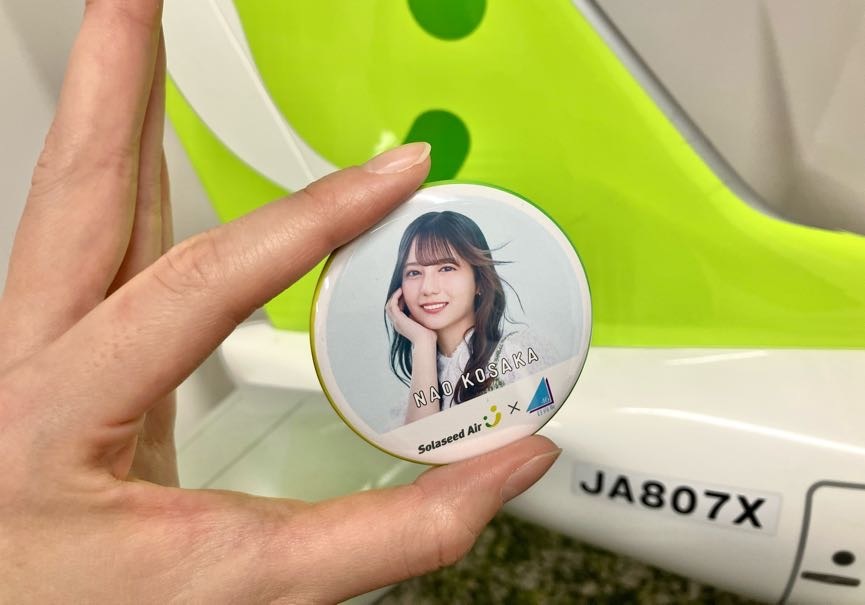 空の旅の思い出に！／ 一部便から順次、機内にてコラボ缶バッジの配布