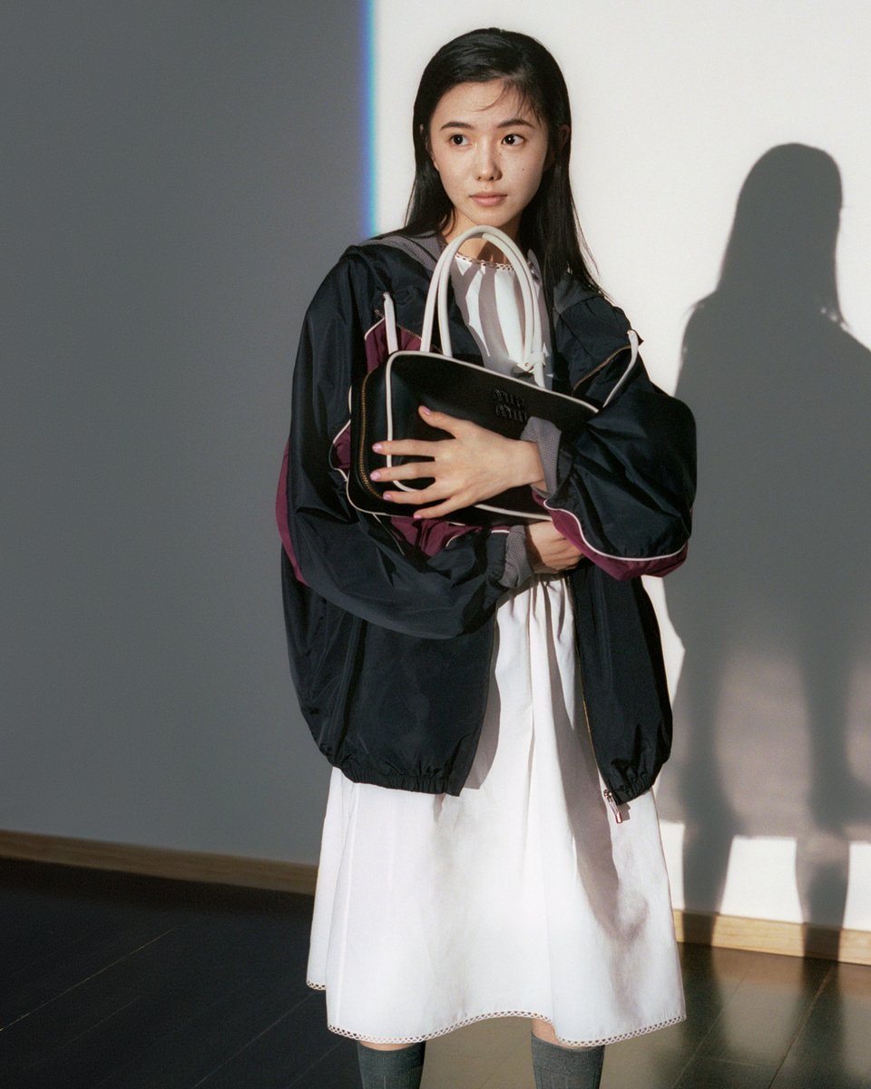 開け放たれた窓から差し込む太陽の光が照らす、#ミュウミュウ 2025年春