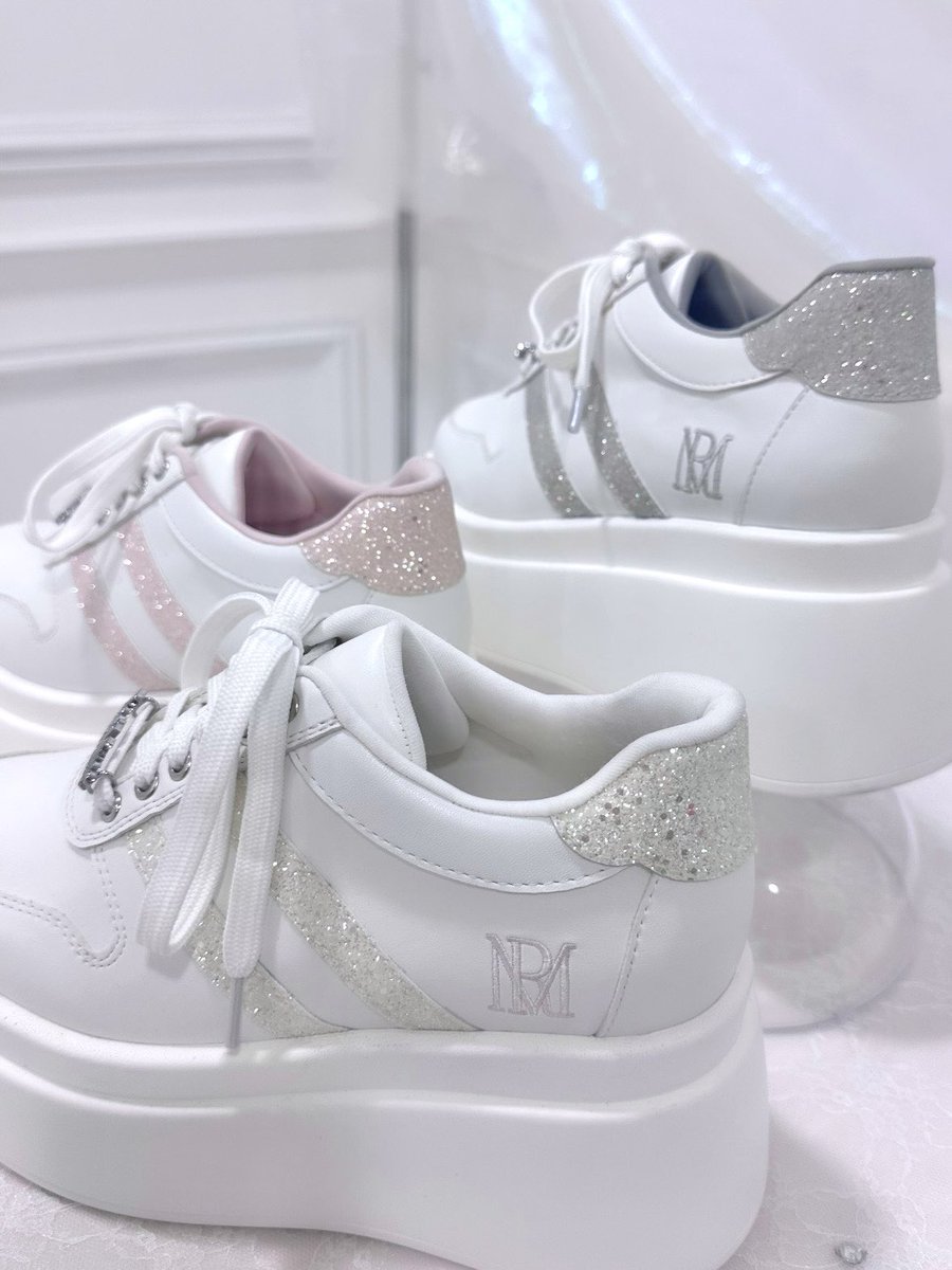 ロゼミュスニーカー👟🎀 キラキラのグリッターが歩くたび可愛くて 厚底