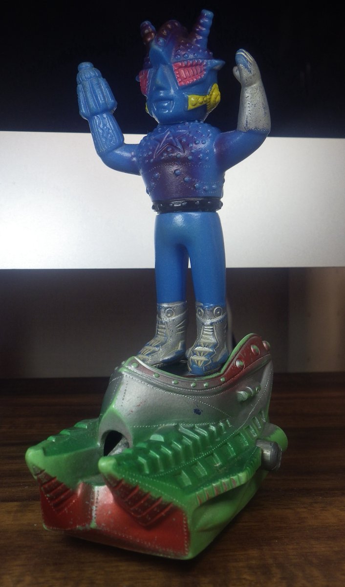 マシンに穴あいてるのにソフビは入れられへんのかーい #アストロミュー