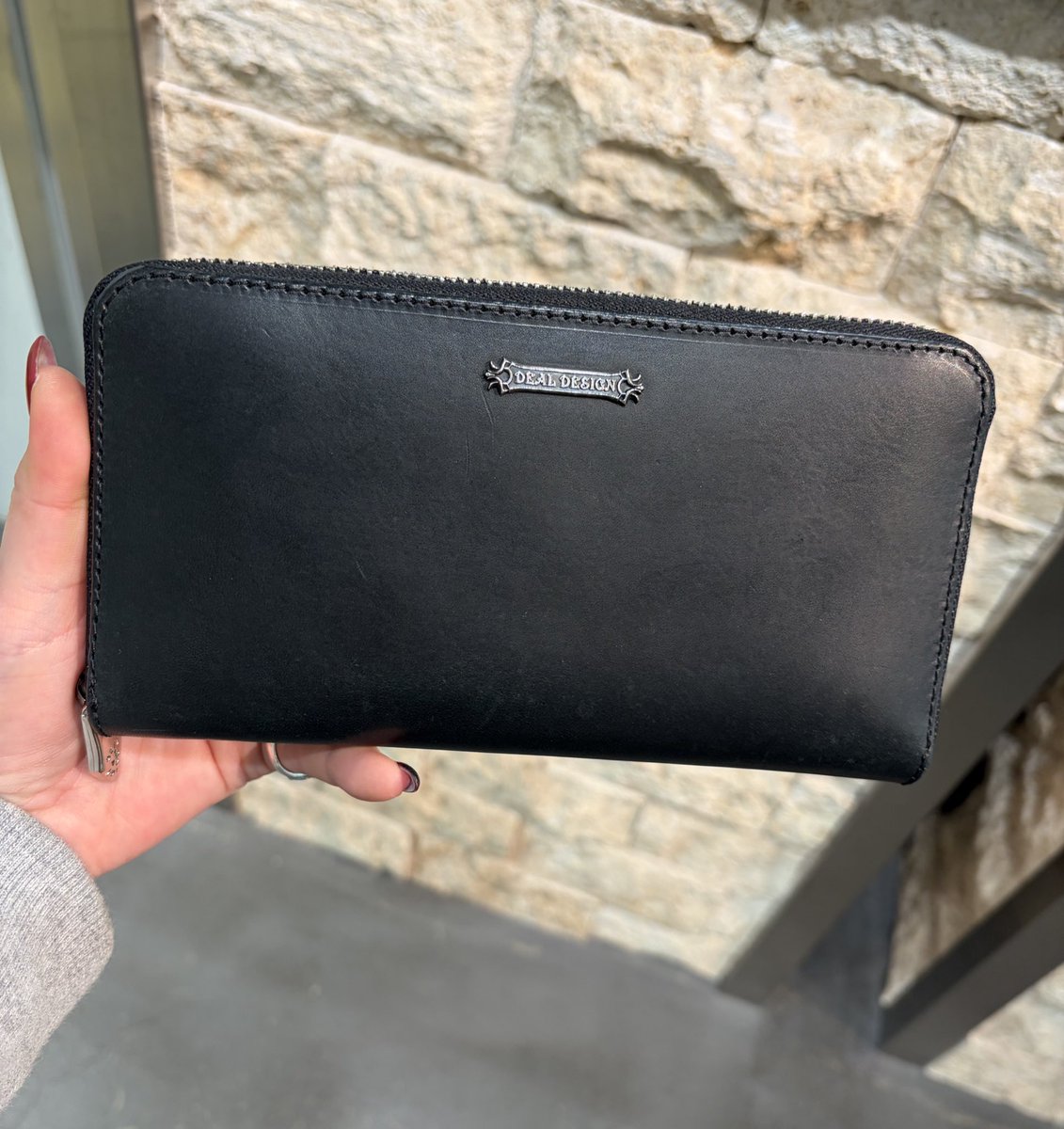 こんにちは！大阪店亀田です！ 本日は！ラウンドジップウォレットのご