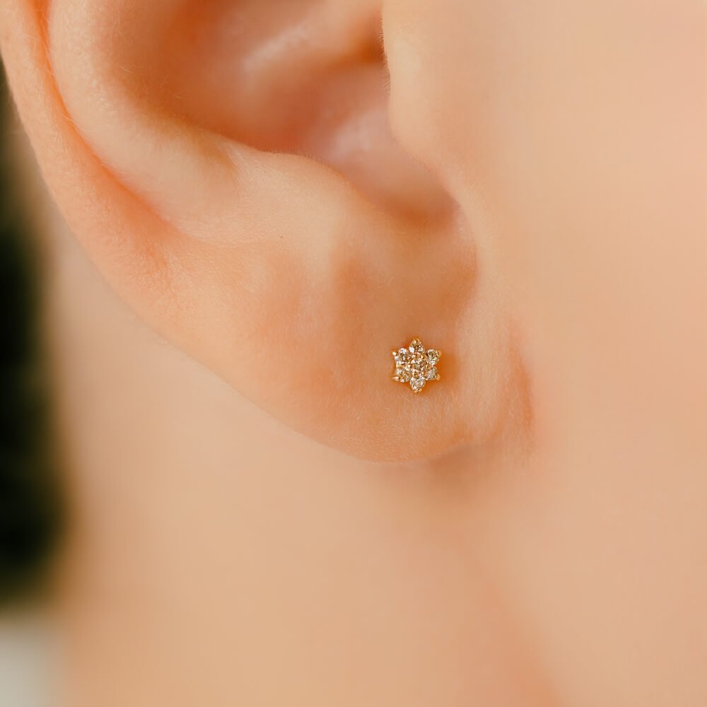 キラキラと輝くダイヤモンド・フラワーモチーフ ボディピアス │K18