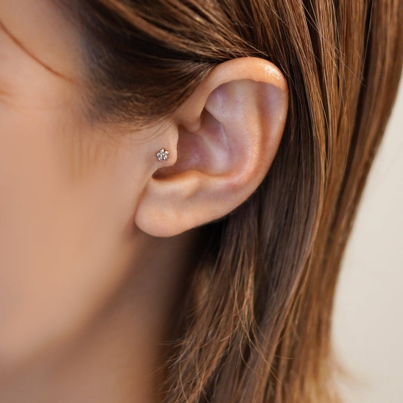 小振りで可愛い大人のフラワー│天然ダイヤモンド 軟骨ピアス – PICOLLET
