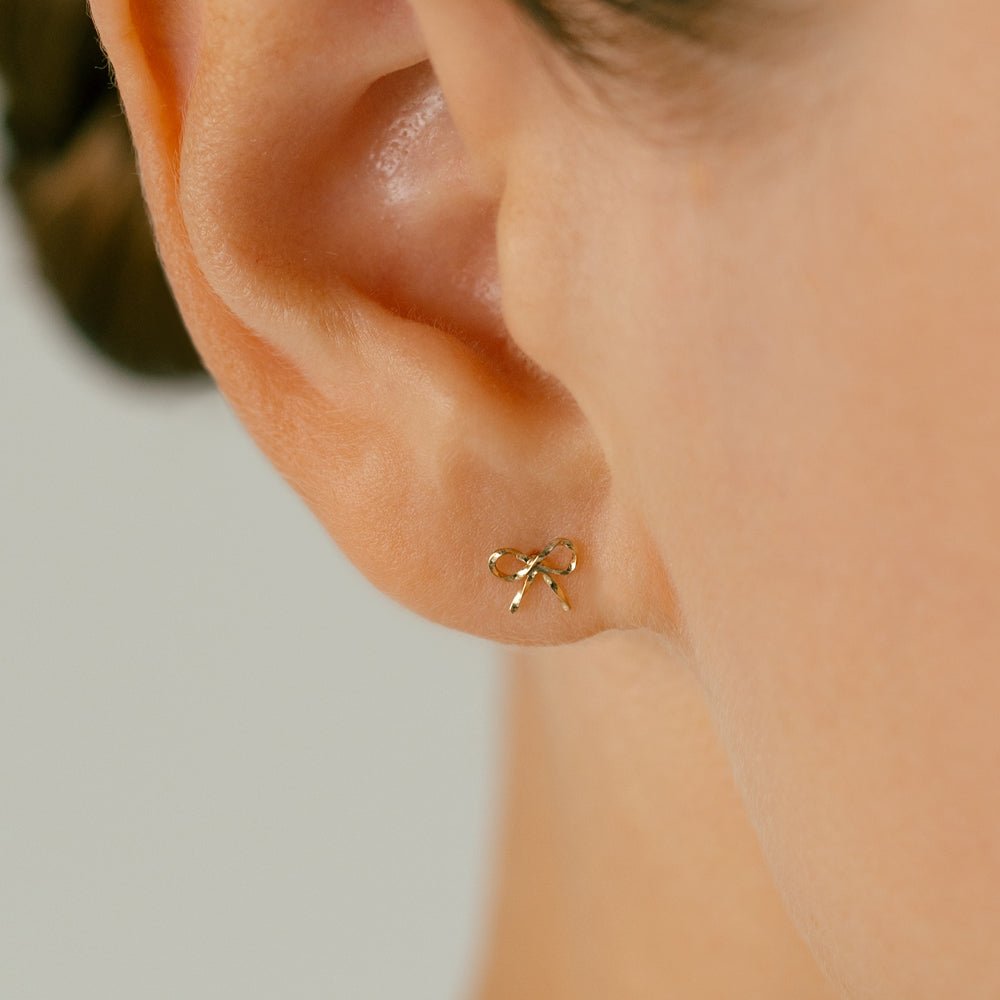 可愛いリボンの軟骨ピアス K10金イエローゴールド │ ヘリックス