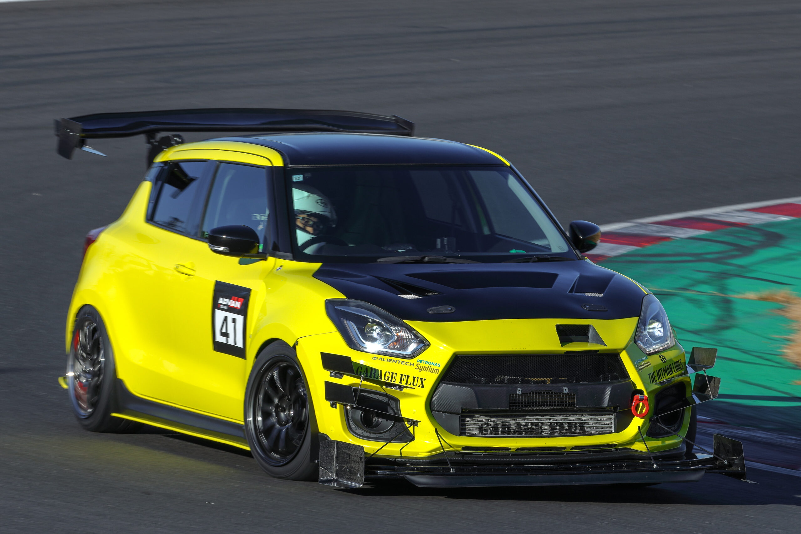 オープンクラスで踏み込んだ軽量化と空力チューニング「ガレージ