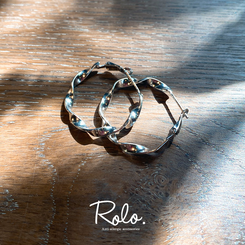 シルエットに遊び心。シルバー925ツイストピアス | 金属アレルギー対応