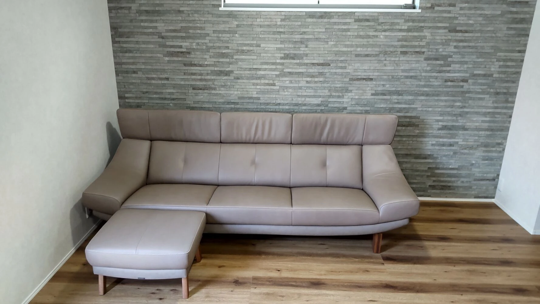 納品事例：長椅子ロングZU46、スツールZU46、カリモク家具 | ブログ