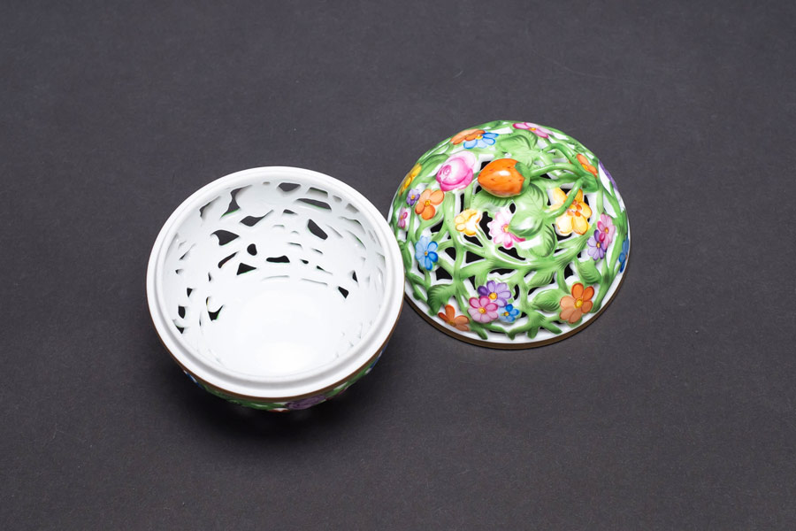 ヘレンド ファンタジー 透かしボンボン入れ（ストロベリー）9cmを