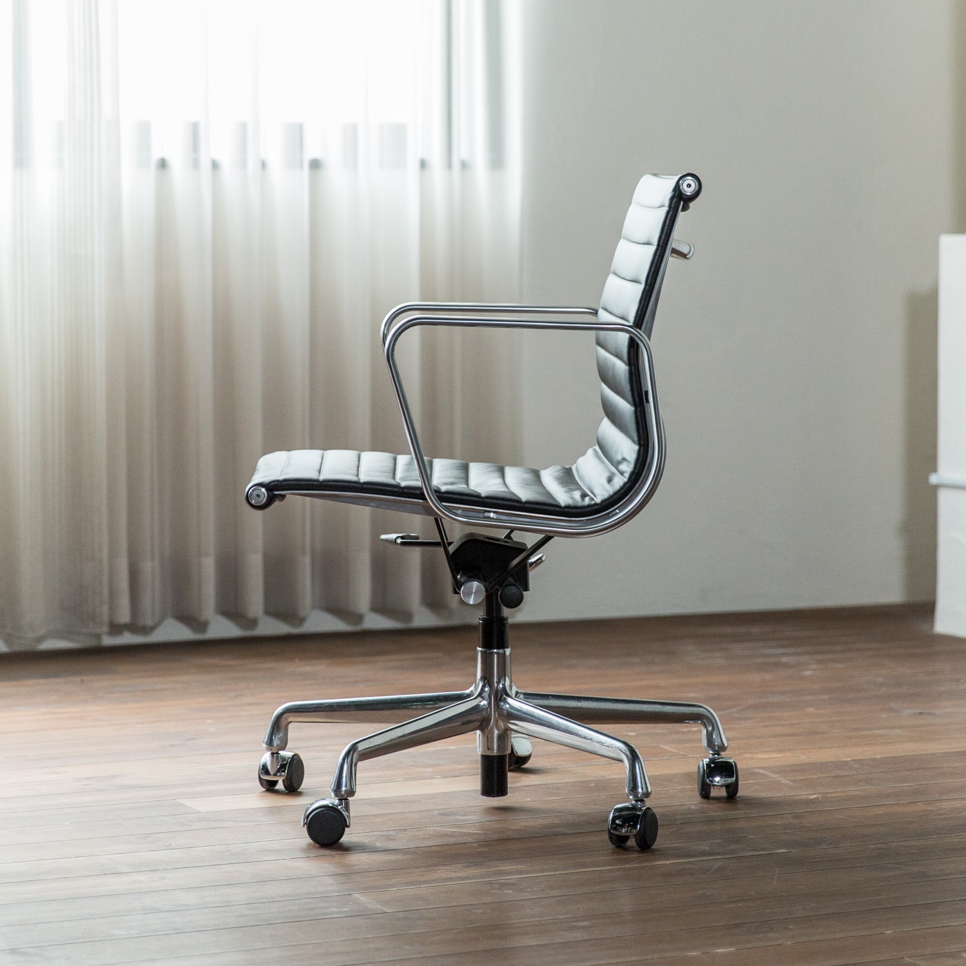 イームズ アルミナムグループ マネジメントチェア (張地皮革（ブラック