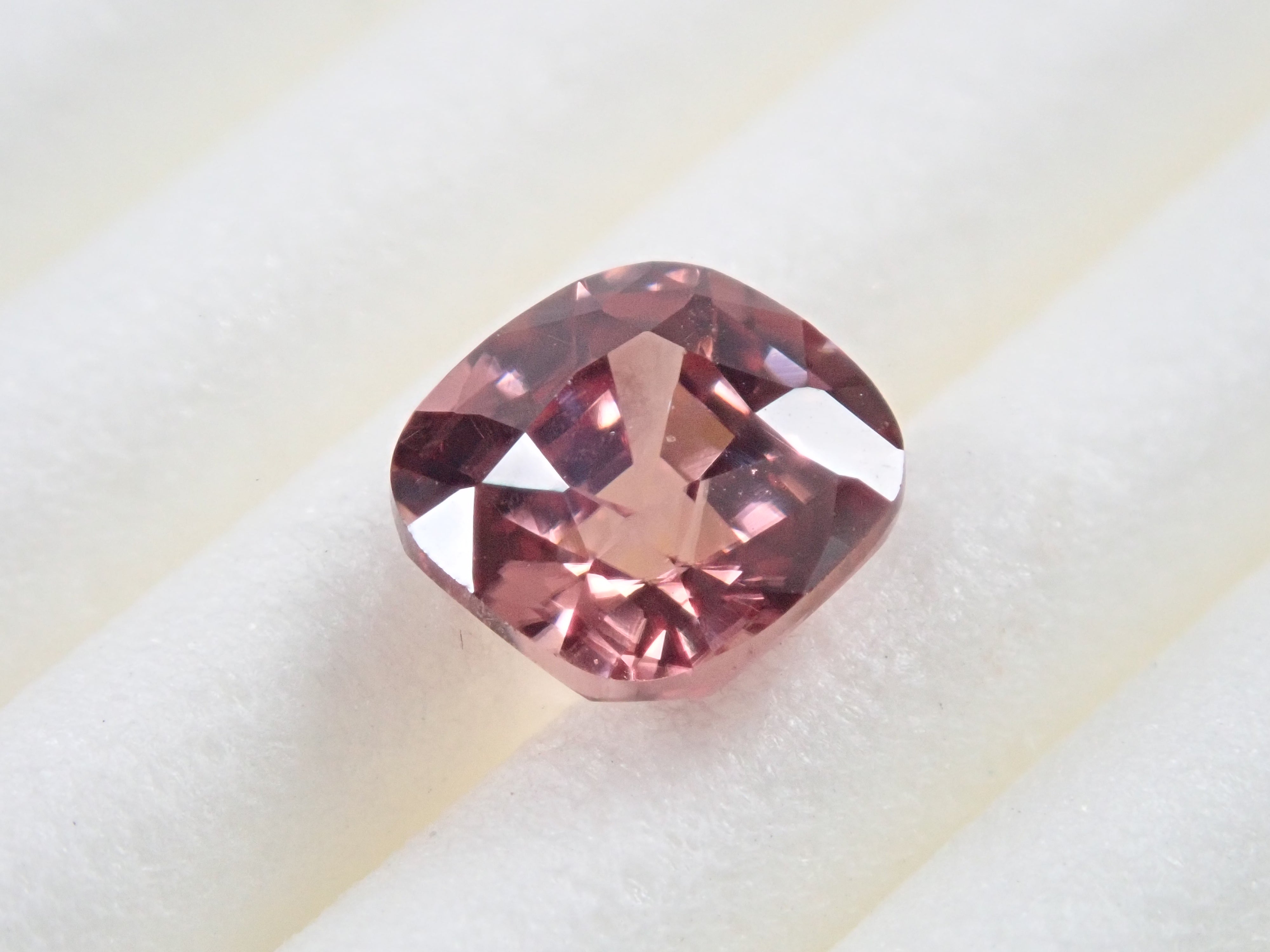 タンザニア産ピンクジルコン 0.930ctルース