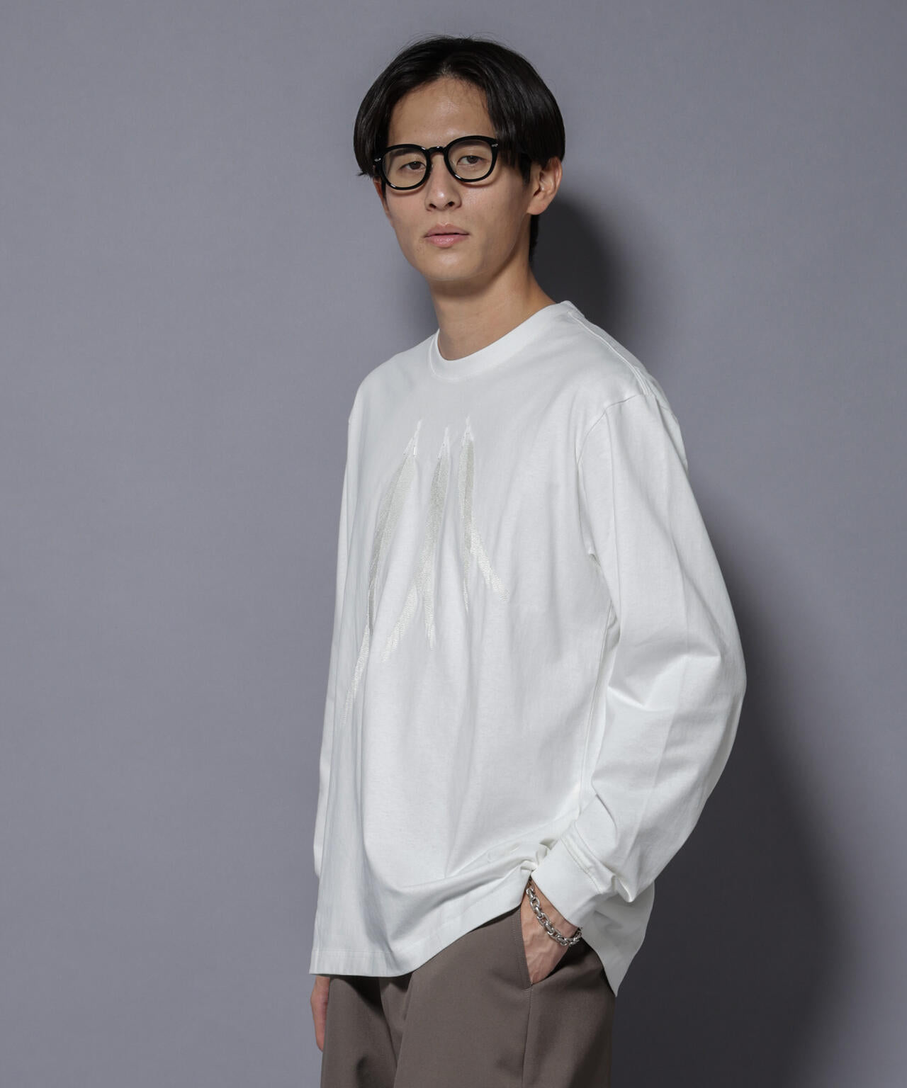 フェザー エンブロイダリー ロングスリーブTシャツ