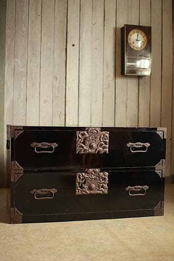 Akamaru 　綺麗な打ち出し金具庄内箪笥　2段　タンス　収納　古家具 2026年最新】庄内箪笥の人気アイテム - メルカリ