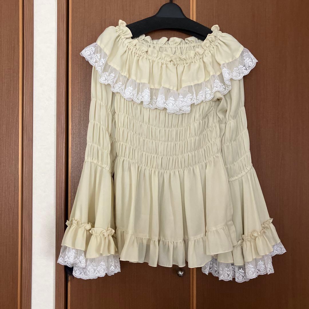 ATELIER PIERROT】シャーリング姫袖ブラウス - メルカリ