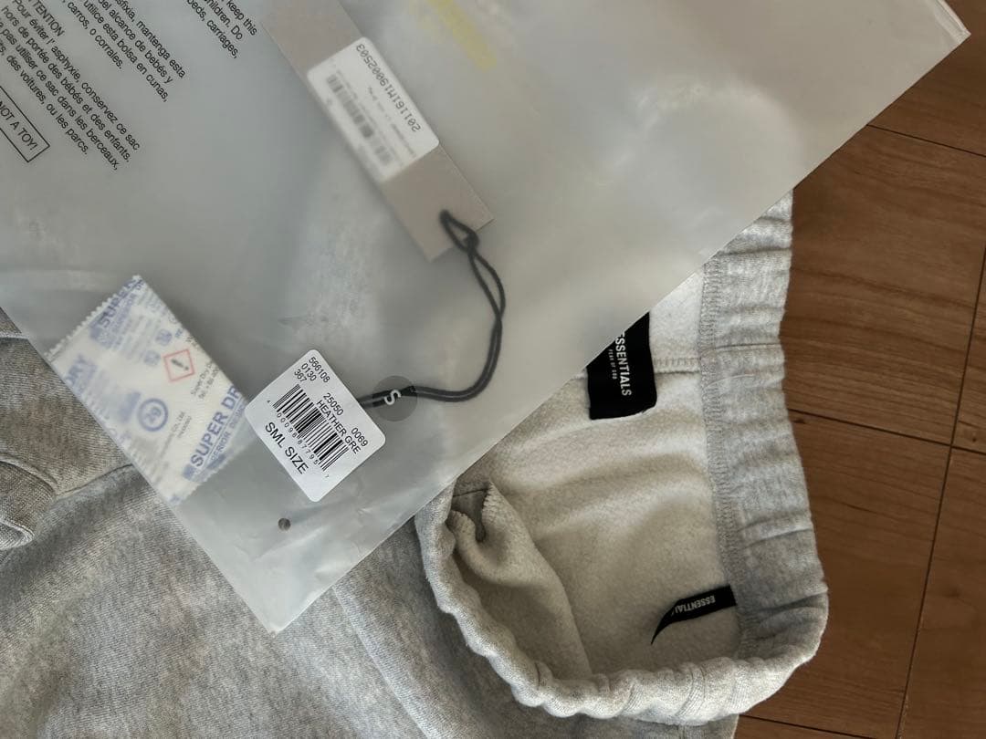 ESSENTIALS グレー フード付きスウェット セットアップ