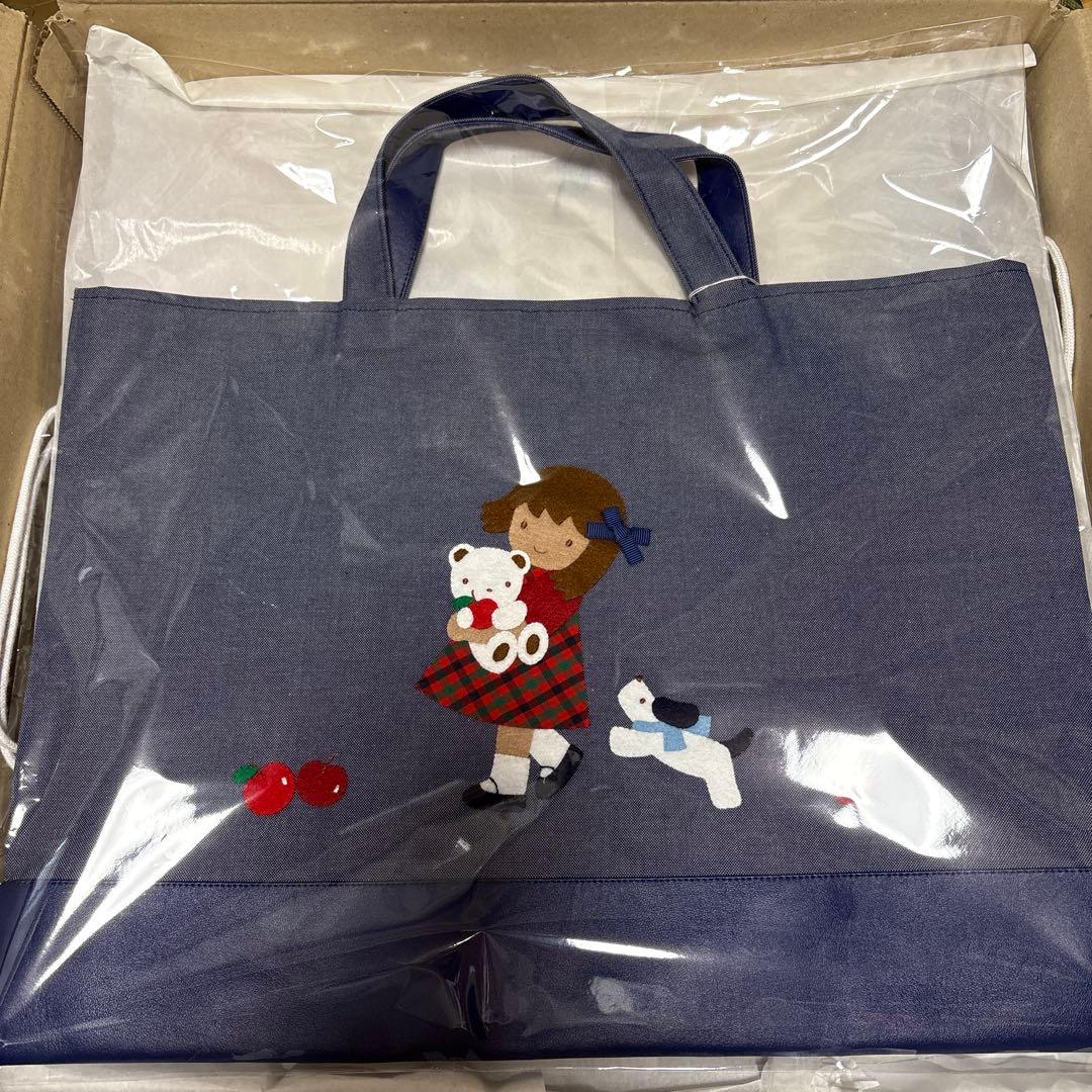 ファミリア　デニムバッグ　　　ネイビー　2025ss りんごがいっぱい デニムバッグ｜ファミリア公式オンラインショップ | ファミリア公式サイト