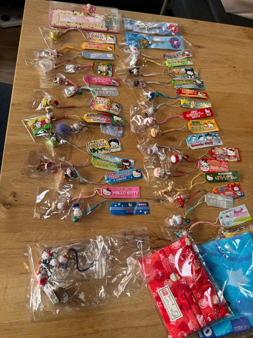 チ*王様 ハローキティ フィギュアストラップ 232➕4 地域限定多数　おまけつ ハローキティ フィギュアストラップ 232➕4 地域限定多数 おまけつき