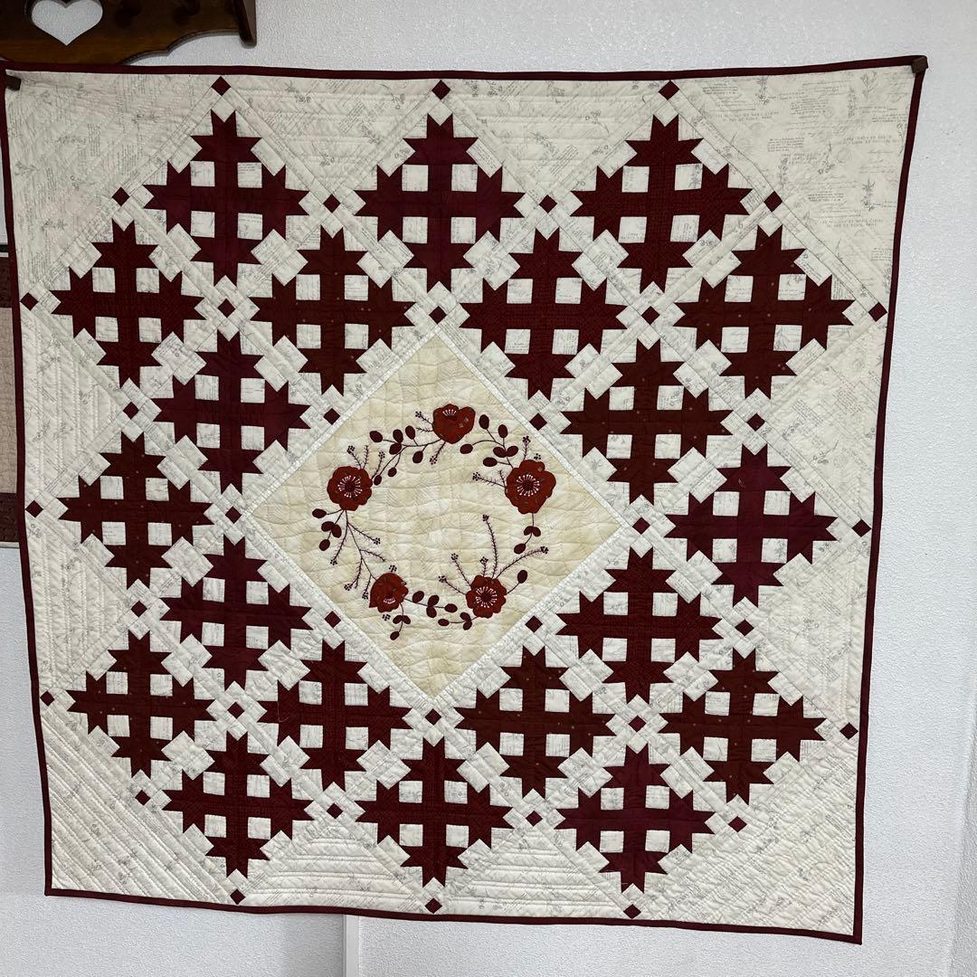 ＹＵＲＩＫＯハンドメイドパッチワークキルトの赤白のタペストリー パッチワークキルトのタペストリー[送料無料] タペストリー・壁掛け