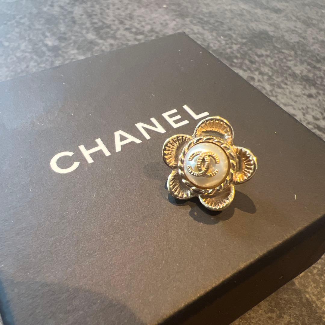 シャネル　カメリア　ピアス(片耳) 華麗【CHANEL】シャネル カメリアシングルピアス ダイヤモンド (CHANEL