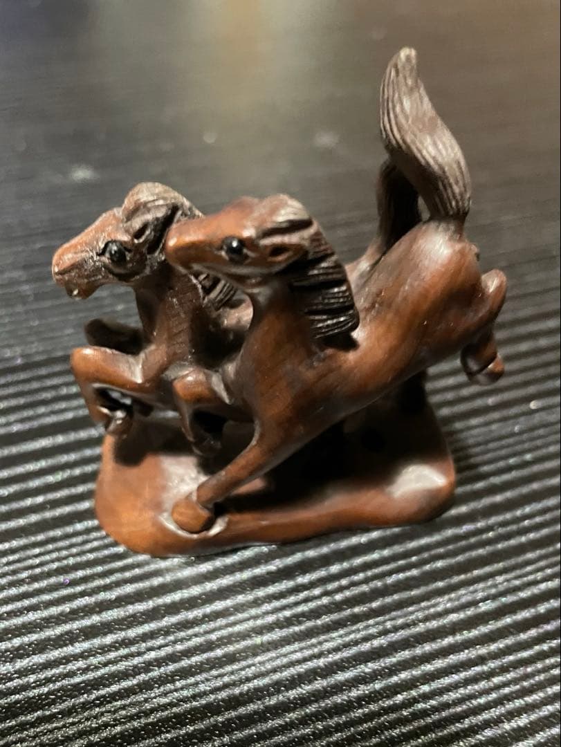 木彫り】躍動感ある2頭の馬の置物／ハンドメイド彫刻／インテリア雑貨