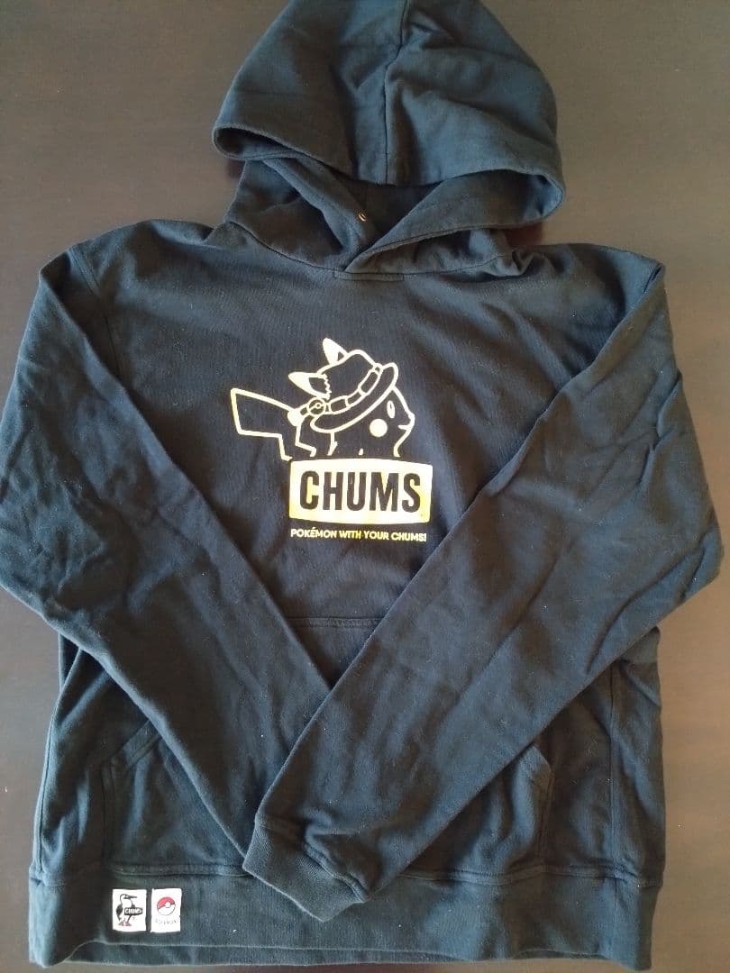 CHUMSポケモンコラボ ピカチュウプルオーバーパーカー黒 - メルカリ