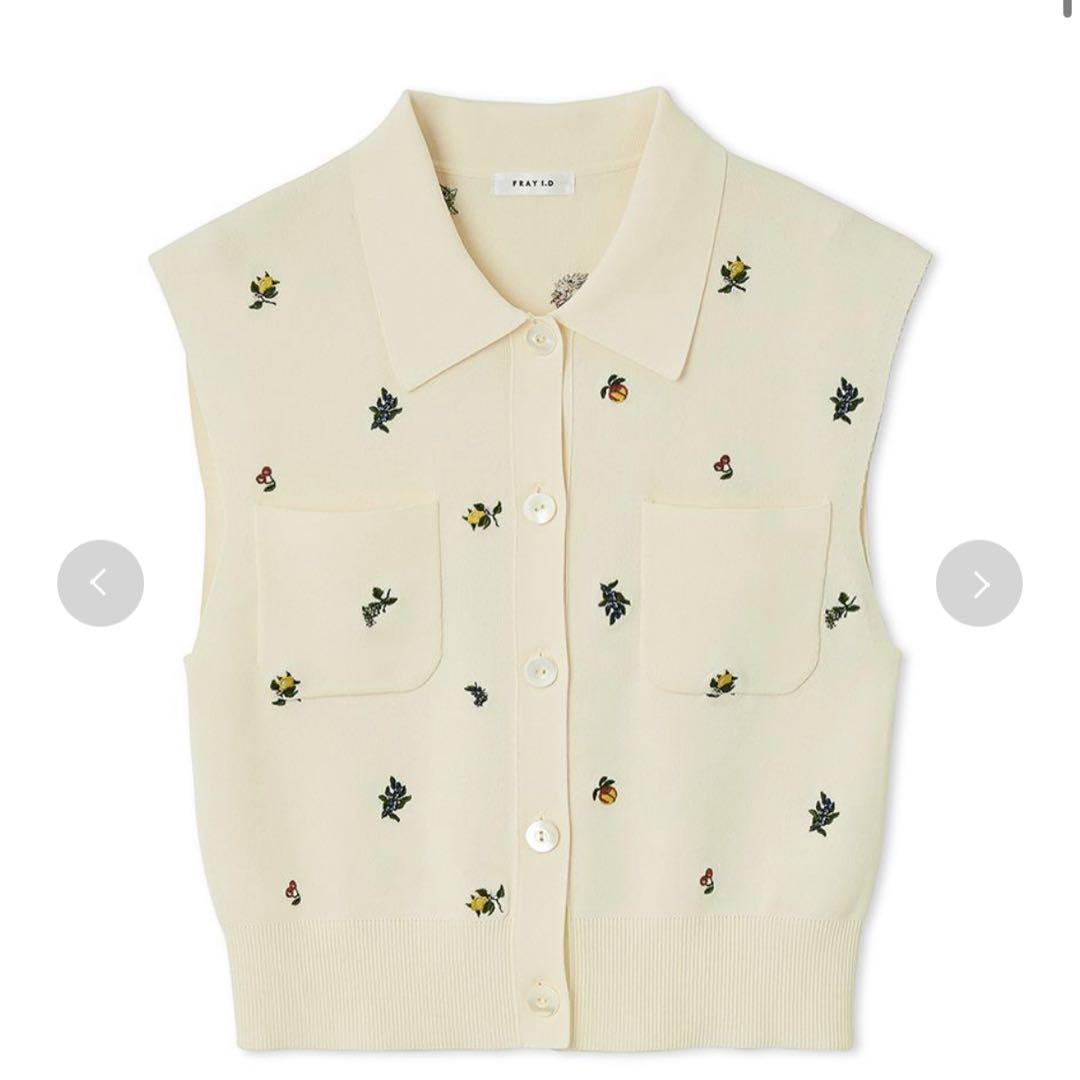 フルーツ刺繍ポロカラーノースリニットジレ接触冷感 FRAY I.D 新品未使用 フルーツ刺繍ポロカラーノースリニットジレ／接触冷感(ニット