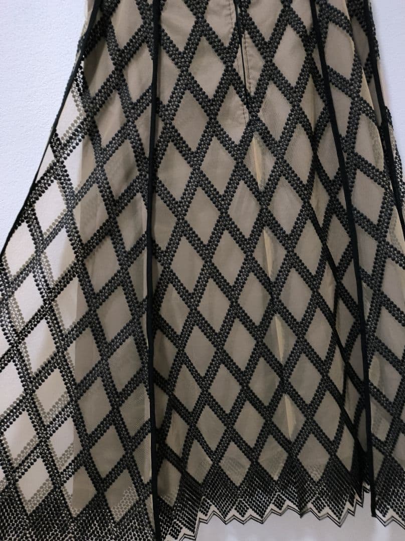 新品タグ付】2023年発売 ダイヤエンブロイダリーフレアスカート - メルカリ