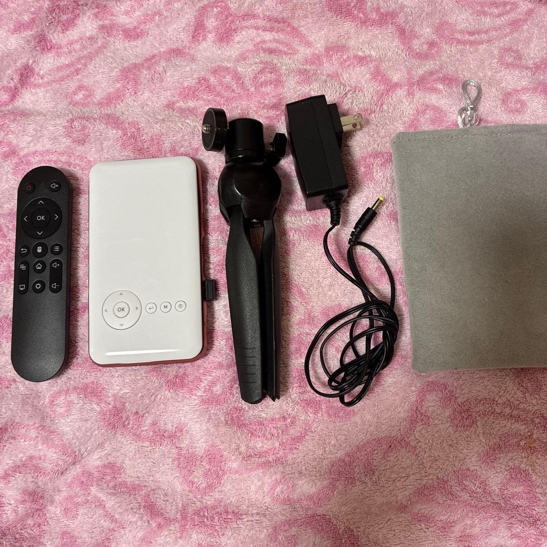 カベーニ　ピンク　コンパクトプロジェクター 本体と付属品 UENO-mono カベーニ プロジェクター 小型 家庭用 天井 壁 Bluetooth