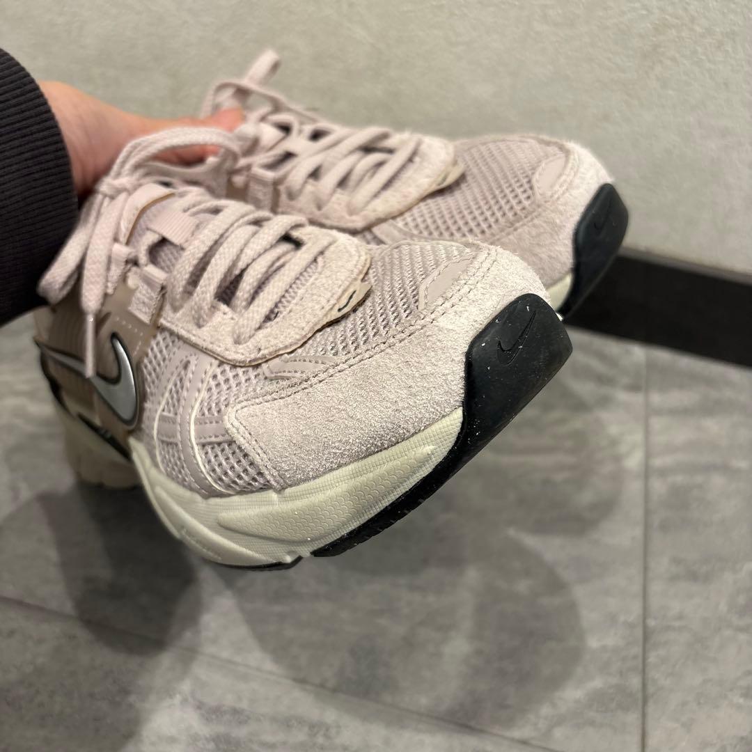 美品 NIKE FN6703-001 スモーキーピンク スニーカー 24.5cm