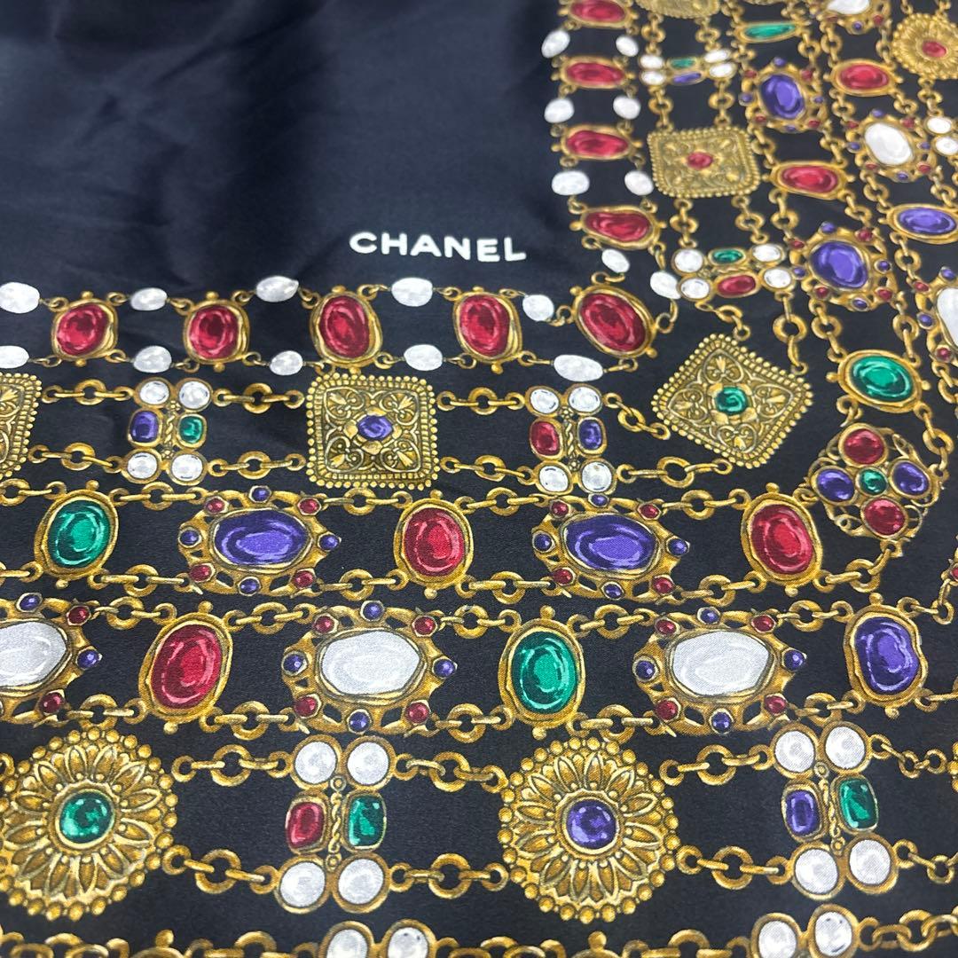 CHANEL シルクスカーフ 宝石モチーフ CHANEL（シャネル） 宝石柄 ジュエリー フラワー ロゴ シルク スカーフ