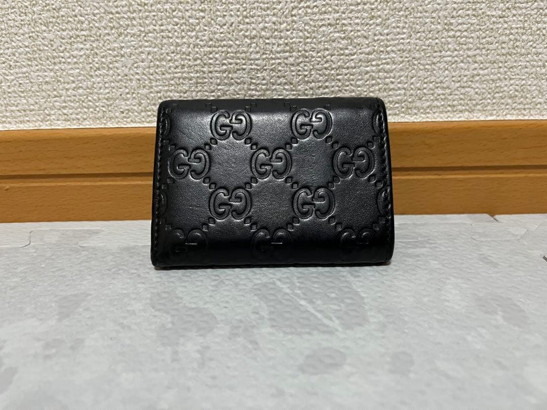 GUCCI ブラック エンボスロゴ 三つ折り財布 GUCCI ロゴ 三つ折りウォレット ・ブラック レザー | GUCCI公式
