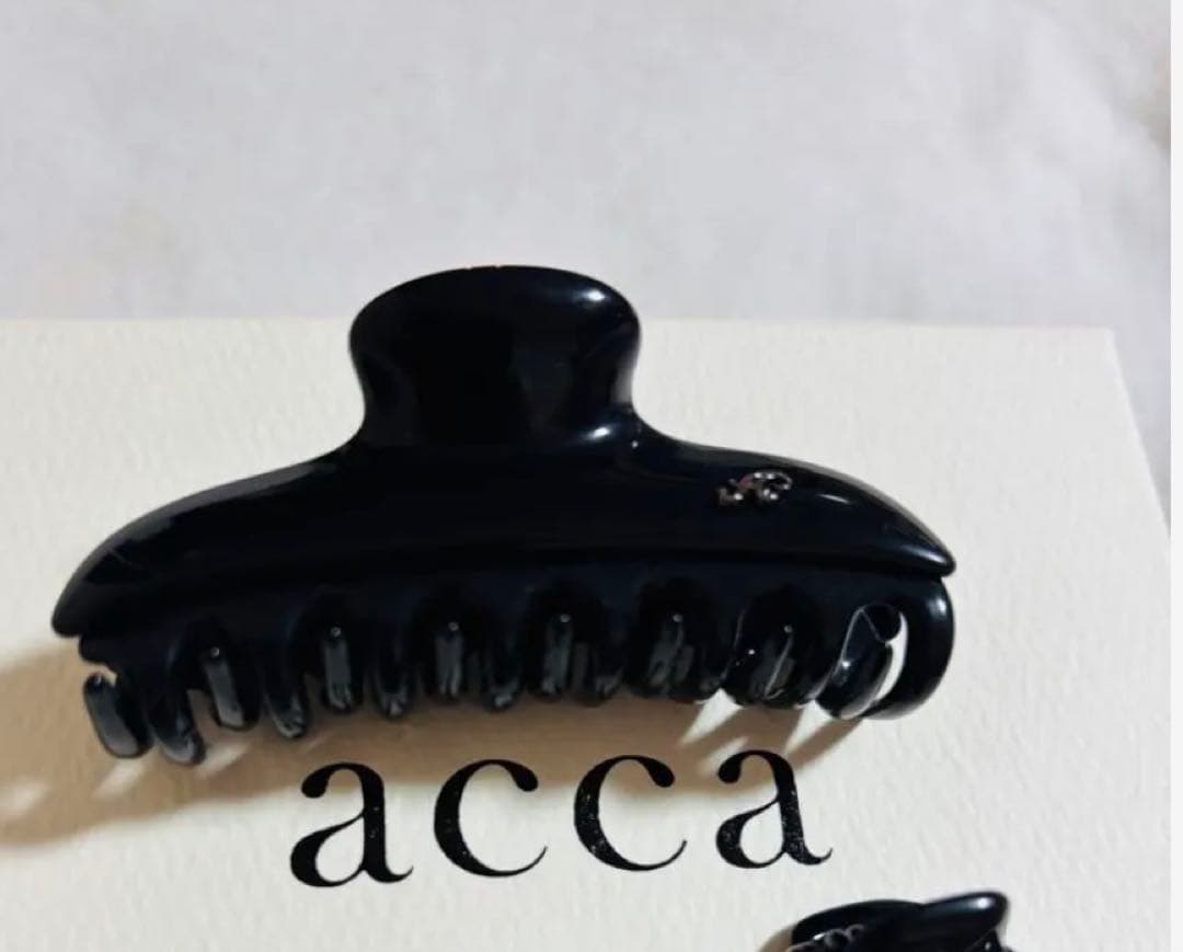 mayu　美品1個　acca アッカ 黒　クリップ ヘアクリップ】ツヤを宿したオールブラックの魅力 | acca(アッカ