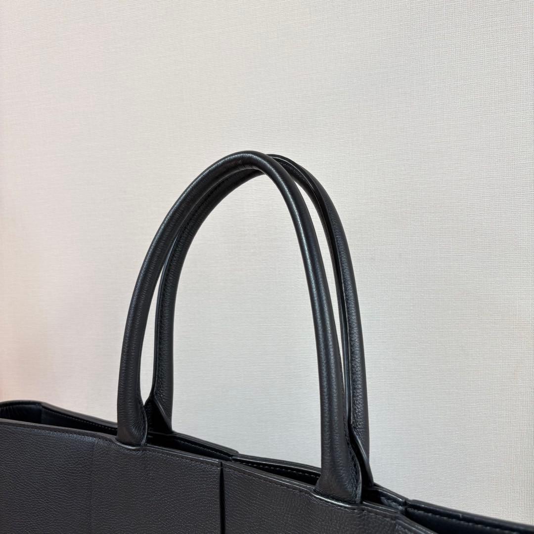 極美品 BOTTEGA VENETA アルコ トートバッグ ラージ マキシ 黒 - メルカリ