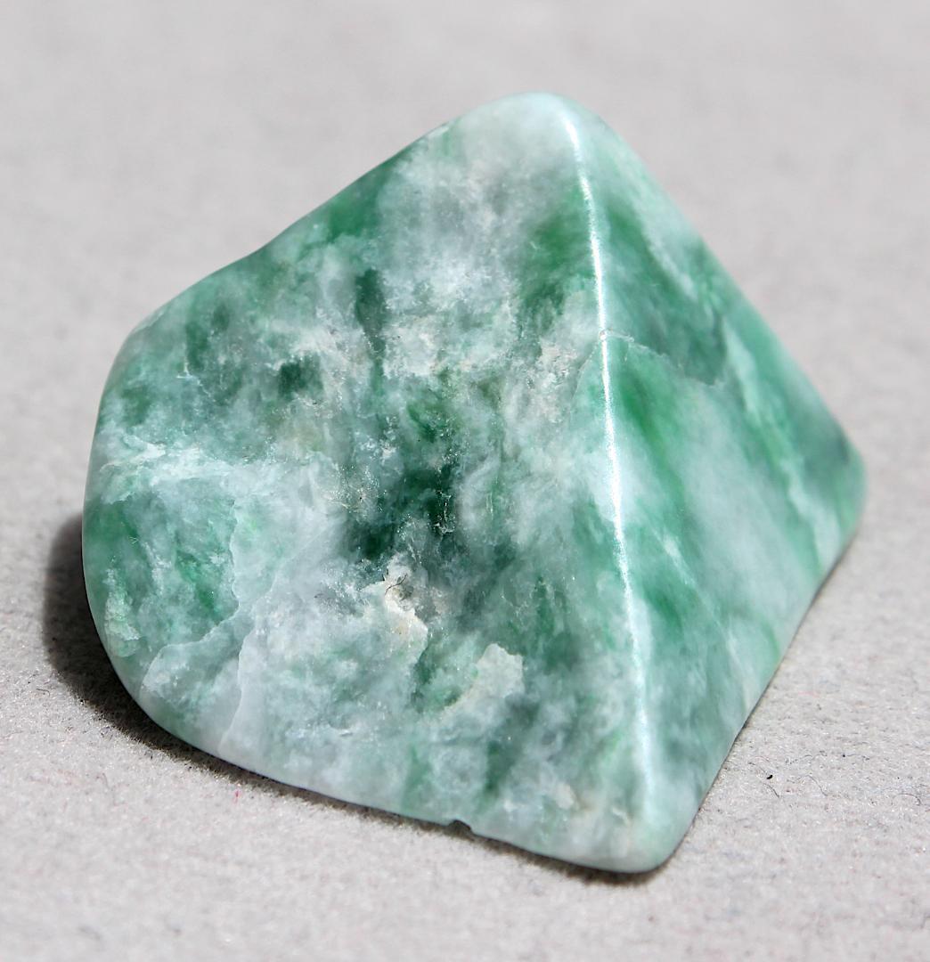 ［お菓子みたいな美翡翠］糸魚川翡翠 原石 タンブル 8.9g