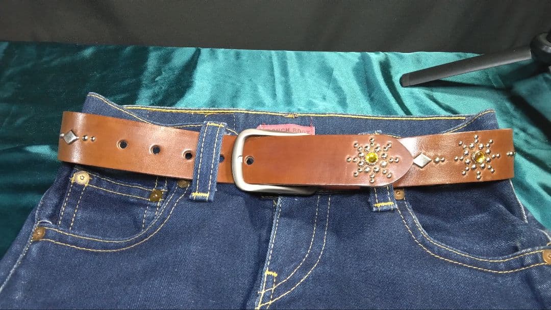 昭南ベンズレザースタッズベルト　チョコ アクリル　アンバー　穴開け加工済　即納可 昭南多脂ベンズ ベルト チョコ | ヌメ革と真鍮金具とレザークラフト