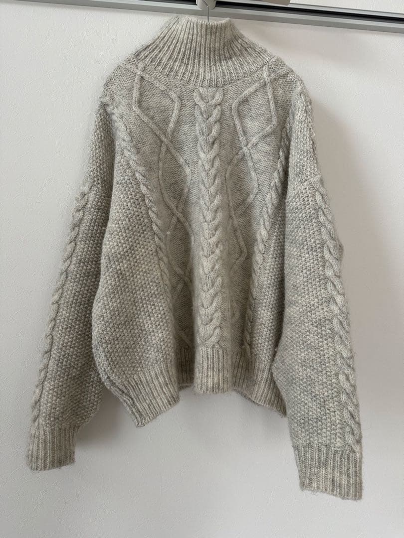 SKALL STUDIO ケーブルニット チェリーVネッククロップケーブルニット【メランジグレー】