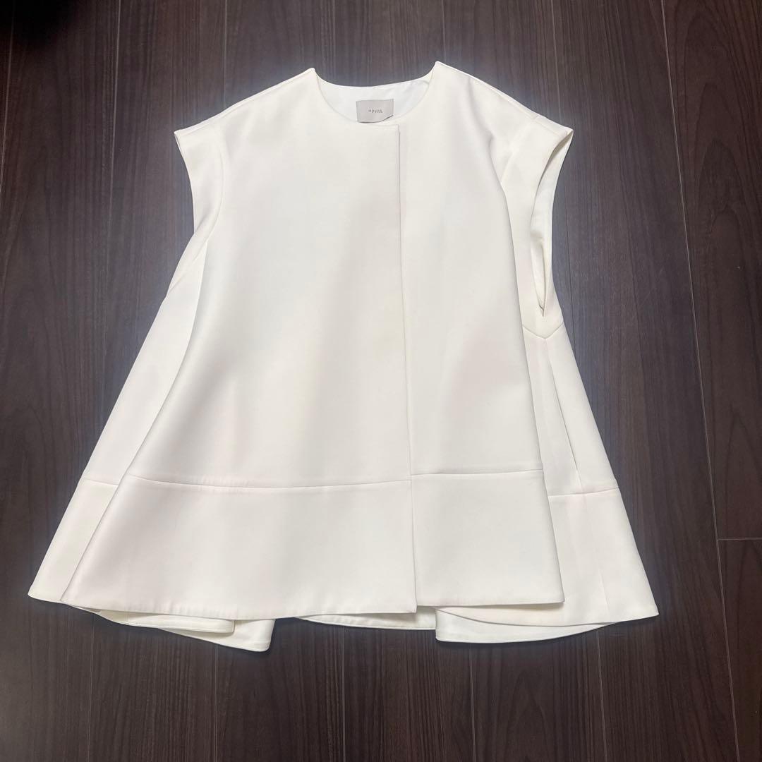 バムLE PHIL ホワイト ノースリーブ ベスト LE PHIL（ルフィル）の「◇コンフォートダブルクロススクエアカラー